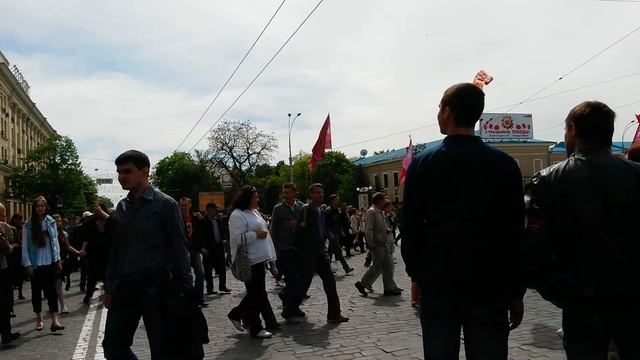 09 05 День Победы в Харькове 18 Колонна харьковчан проходит у ХОГА смотреть онлайн