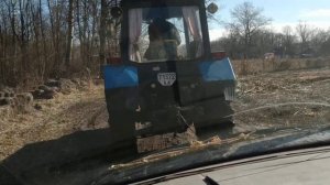 Газелька с сеном застряла в грязи