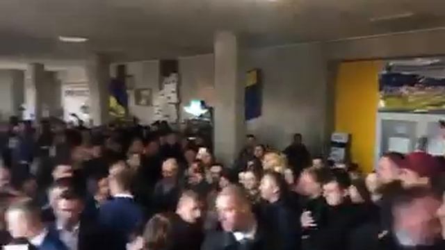 Володимир Зеленський в Тернополі пройшов через "коридор ганьби" смотреть онлайн