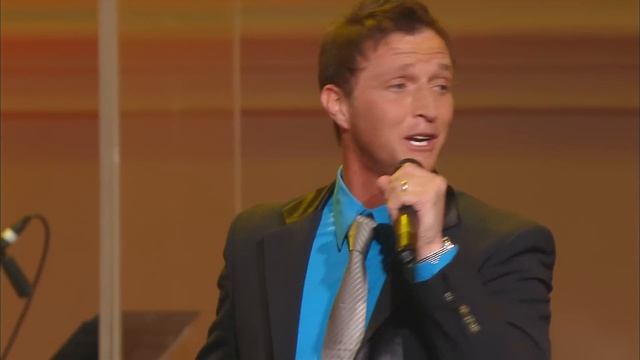 Ernie Haase & Signature Sound - Never Give Up, Never Give In [Live]