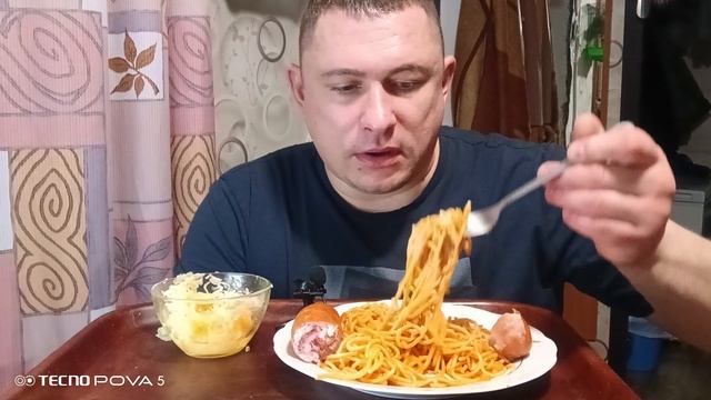 мукбанг/обжор/спагетти с сардельками,квашеная капуста/ смотреть онлайн