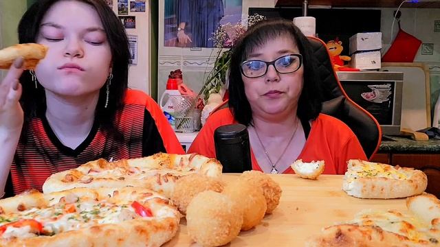 Мукбанг | Пицца,сырные шарики,ролл с яблоками,тортик | Обжор Асмр смотреть онлайн