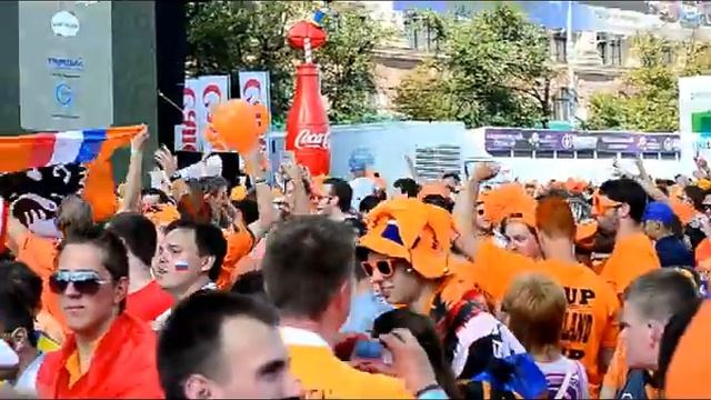 EURO 2012 Голландские болельщики на площади Харькова.avi смотреть онлайн