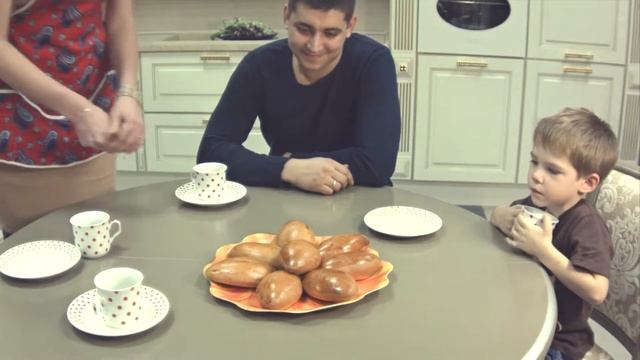 Обедать в семейном кругу всегда вкуснее. смотреть онлайн