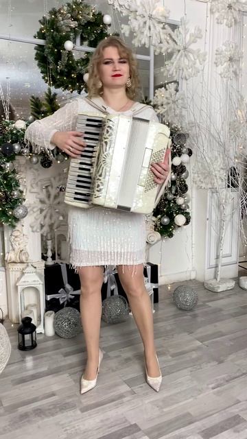 У леса на опушке, жила Зима в избушке...