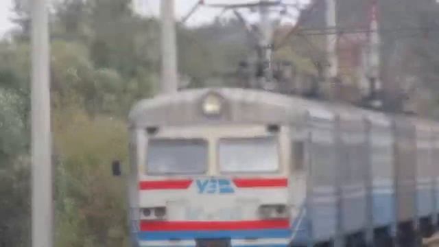 Электропоезд ЭР9М-520/530 прибывает на станцию смотреть онлайн