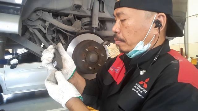 mitsubishi pajero (how to change rear brake pads etc.) смотреть онлайн