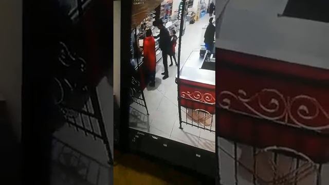 Семейка отоваривалась чужой картой в Актау. Супермаркет «Шанырак» смотреть онлайн