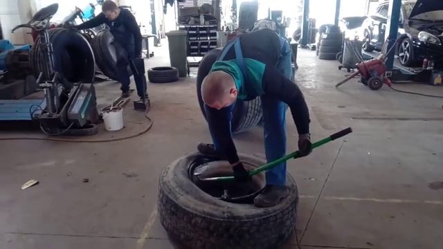 Устройство разбортировки бескамерных шин