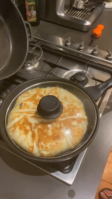 Borek with cheese filling. #börek #middleeasternfood #turkishfood #cookingathome #homemadecooking смотреть онлайн
