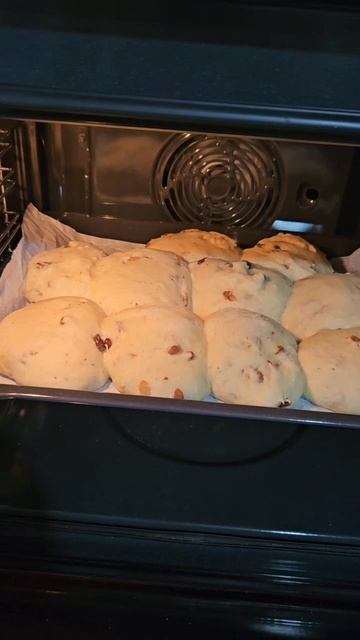 Гигантские булочки, тесто замешивала в хлебопечке, рецепт отличный.#булочки#хлебопечка#выпечка