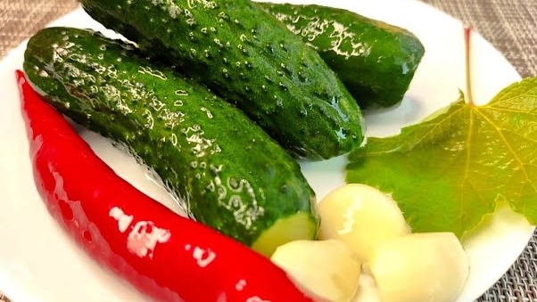 Малосольные огурцы. Очень быстрый и очень вкусный рецепт. смотреть онлайн