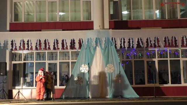 На площади Мира посёлка Новый Торъял открытие главной зелёной красавицы – ёлки, 22.12.2023 г. смотреть онлайн