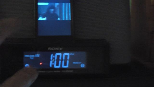 Alarm wakeup to iPod Touch (Pandora app) using Sony iPod dock/FM/AM/clock radio смотреть онлайн