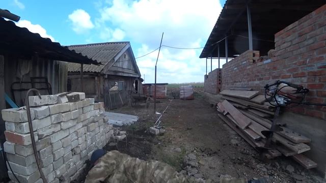 69. КУПИЛИ УСАДЬБУ, ВОССТАНАВЛИВАЕМ! Основательные шпалеры для винограда. смотреть онлайн