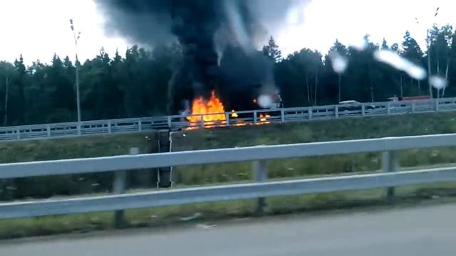 Горит грузовик. Дорожная развязка М1- Зайцево-Здравница смотреть онлайн