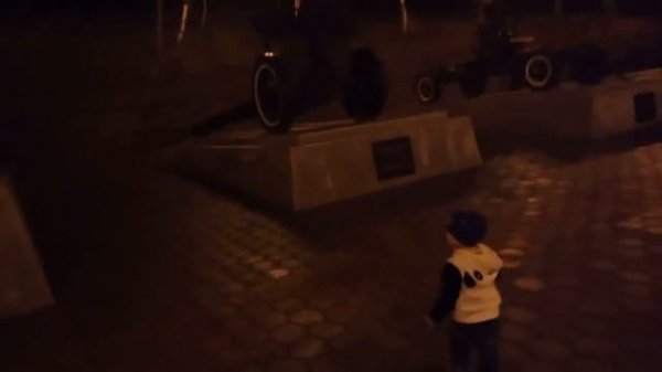 о.Сахалин г.Южно-Сахалинск вечерняя прогулка на площади Славы