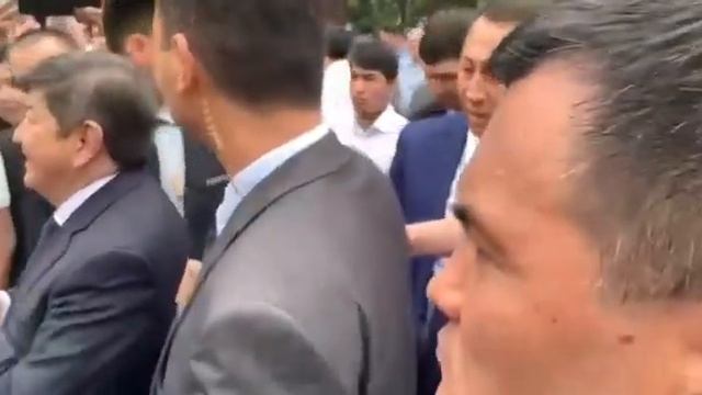 Акылбек Жапаров пообещал выйти к митингующим на Старой площади смотреть онлайн