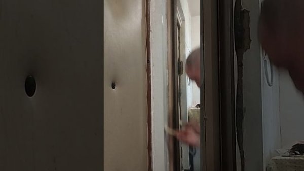 Как выровнять углы стен дверного проёма перед оклейкой обоями.03.03.24 г.
