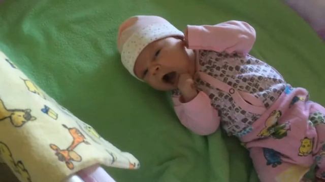 Мама любит снимать малышку! Но все основные видео удалены, остался минимум. Василисе 2-3 недели смотреть онлайн