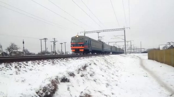 Электропоезд ЭР9Е-4031/4032 отправляется с о.п Киселевичи