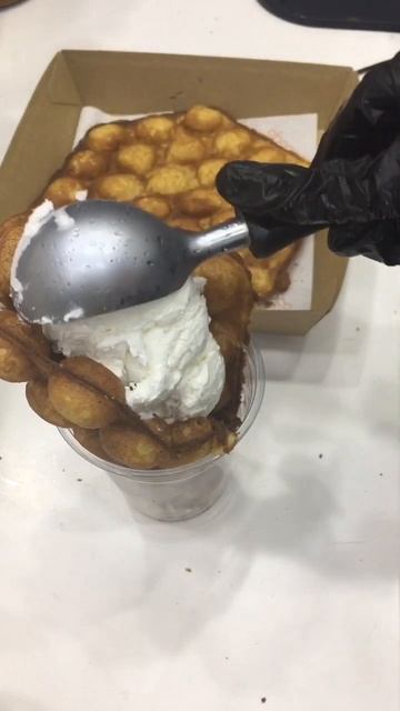 Best Seller Bubble Waffle Ice Cream w/nutella & strawberry #shorts #coffeeshop #nutella смотреть онлайн