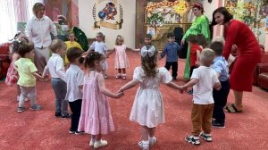 Танец "По кругу" ( Ю. Селиверстова) Группа №8 "Знайки" (с 2х до 3х лет)