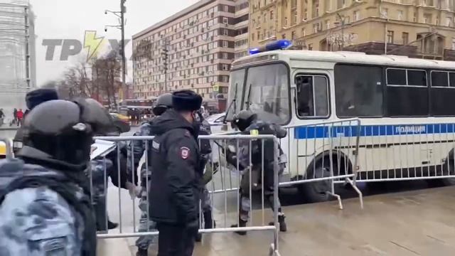 В Москве начались достаточно жесткие задержания смотреть онлайн