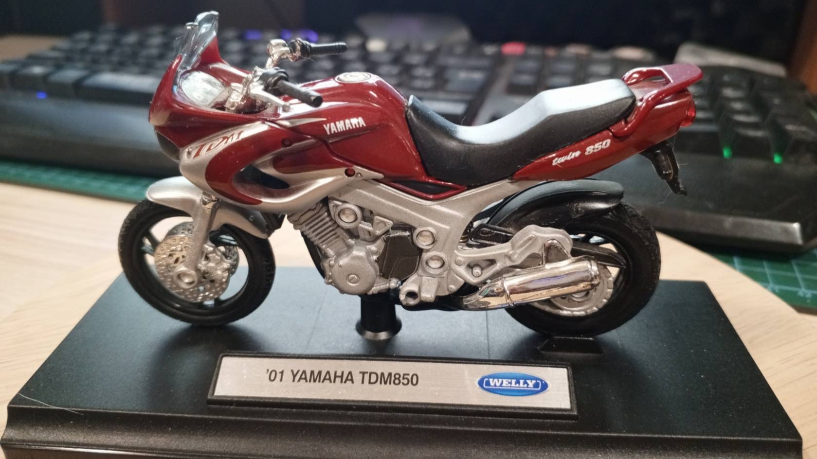 Модели 01 Yamaha TDM850 1/18 Welly