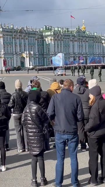 Санкт-Петербург. Дворцовая площадь￼. Прекрасный майский день￼ смотреть онлайн