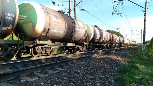 Тепловоз 2ТЭ116-881 с цистернами едет по 2 пути БМО на Сандарово. смотреть онлайн