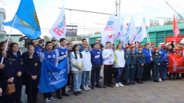В Саратове торжественно отправили поезд с двумя вагонами гуманитарной помощи для Донбасса смотреть онлайн