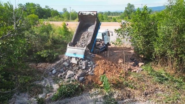 Строительство, начало засыпки новой дороги смотреть онлайн