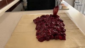 Штрудель с вишней из слоеного теста пошаговый рецепт