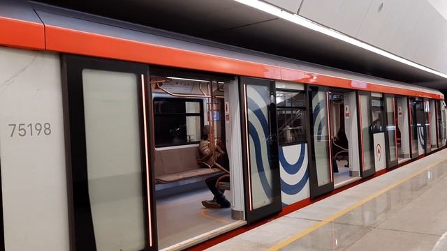 "Маргнул фарами!" Электропоезд 81-775/776/777 "Москва-2020" на Большой Кольцевой линии смотреть онлайн