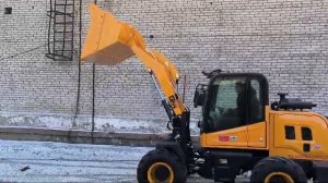 Фронтальный погрузчик 928 в работе