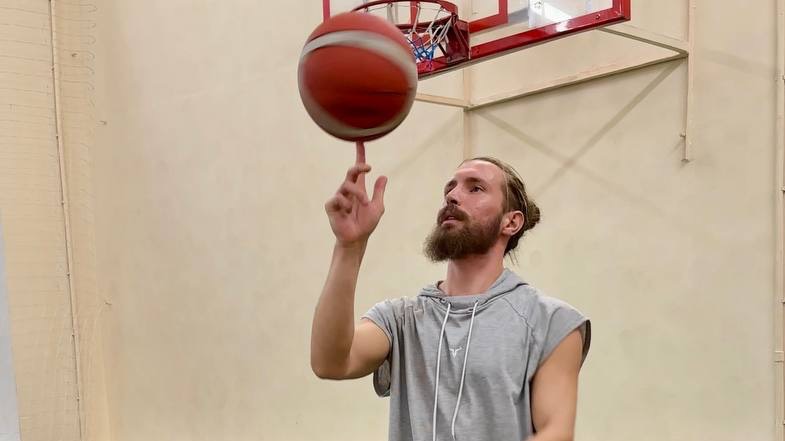 Давайте знакомиться. Меня зовут Никита Алексеевич, и я новый тренер баскетбольной секции.