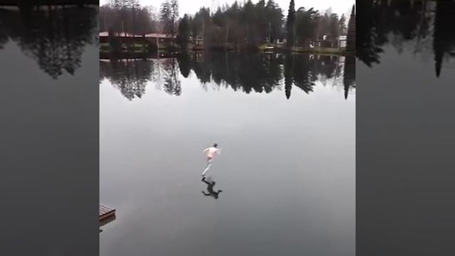 Бежит по воде.mp4