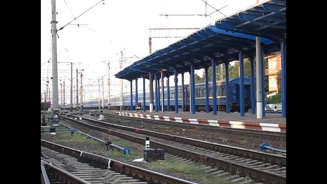 Вечернее движение на ЖД вокзале смотреть онлайн