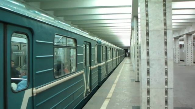 Состав из вагонов 81-714/717 "Номерной" на станции Свиблово смотреть онлайн