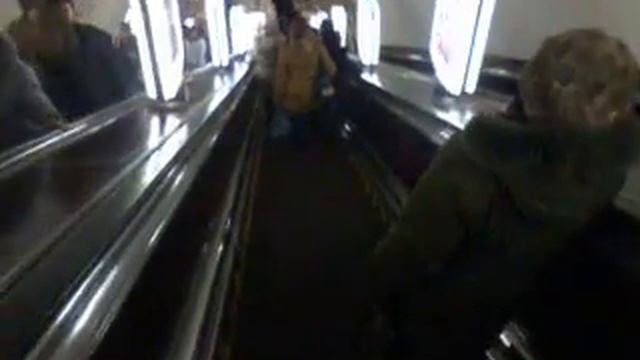 Эскалатор на Театральной. Киев. Метро.mp4 смотреть онлайн