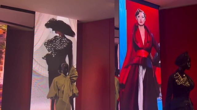 Dior paris 新人気スポット！パリデイオ－ル美術館初体験!デイオ－ルでランチ!! LA GALERIE DIOR PARIS ！ смотреть онлайн