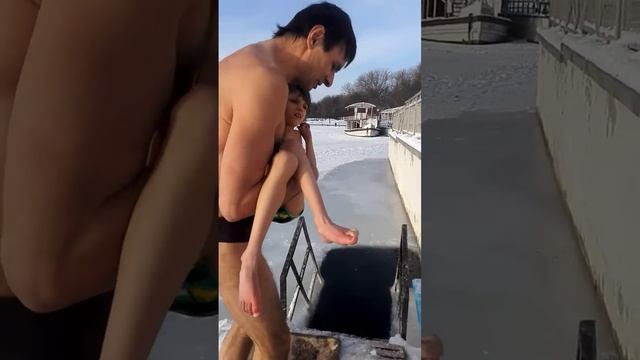 3 января. Вода плюсовая. С воздухом сложнее: -15. смотреть онлайн