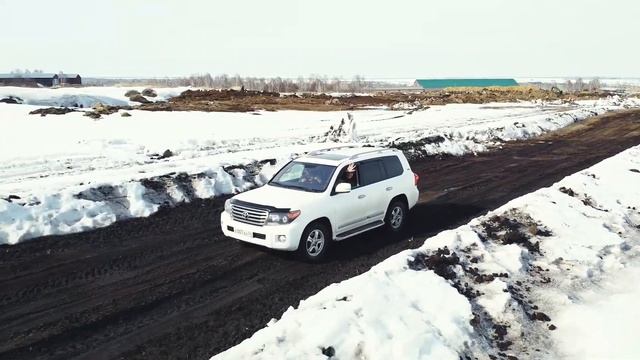 Land Cruiser 200 едет по полю