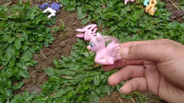 Menemukan Kuda Poni Berserakan | Pinkie Pie, Apple Jack, Rarity, Rainbow Dash, Fluttershy, Spike | смотреть онлайн