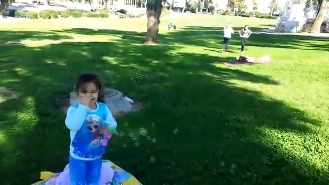 Линой развлекается мыльными пузырями Cофия Linoy have fun bubbles Sofia смотреть онлайн