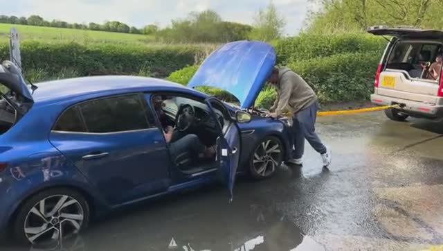 Автомобили против воды, гидро удар. Повезло не всем. смотреть онлайн