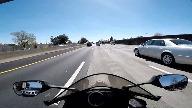 GSX-R 750 Passes COPS Dodging Traffic 🚔🏍 смотреть онлайн