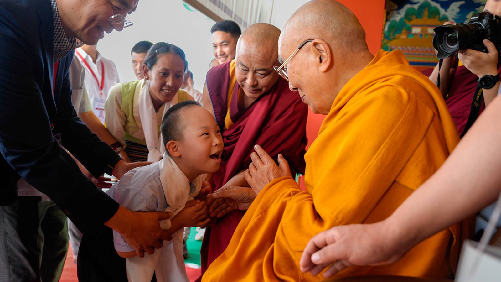 Далай-лама благословил детей из реабилитационного центра «Каруна» смотреть онлайн