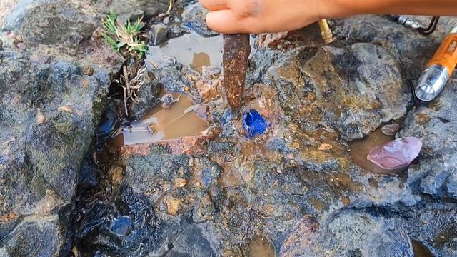 Blue crystal ball and pink crystal set in the rock. Very much and easy to mine смотреть онлайн